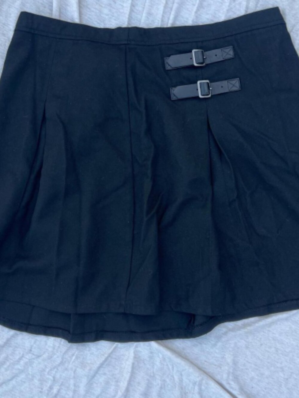 HOTTOPIC black double buckle pleated short skirt